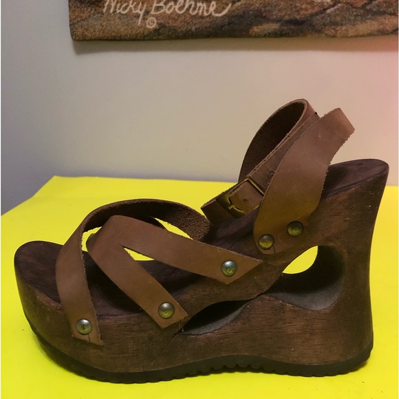 Brown Platform Shoes with Crisscross Straps - Picture 5 of 6